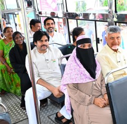 ஸ்த்ரீ சக்தி’ என்ற பெயரில் மகளிர் பேருந்துகளில் கட்டணமில்லாமல் பயணிக்கும் திட்டம்