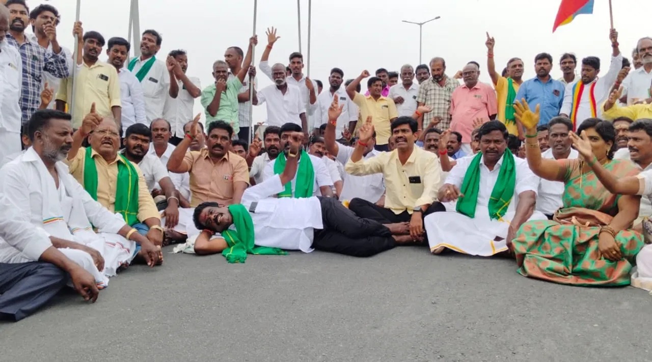 பா.ம.க.வினர் காவல் நிலையம் முன் சாலை மரியல்