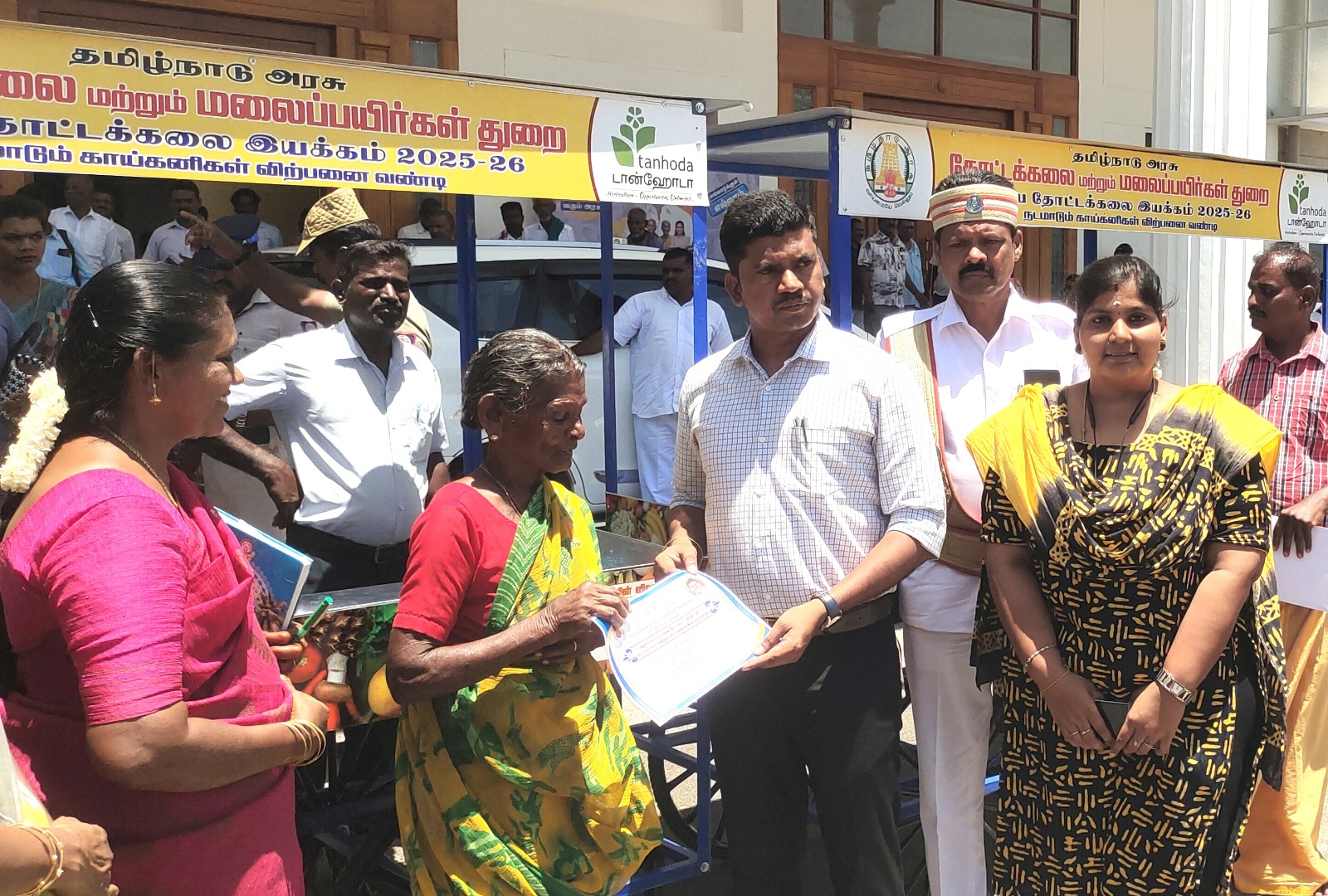 விஜயகாந்தின் பிறந்த நாள் விழாவையொட்டி ஏழை எளிய மக்களுக்கு தேமுதிக கட்சியினர் அன்னதானம்