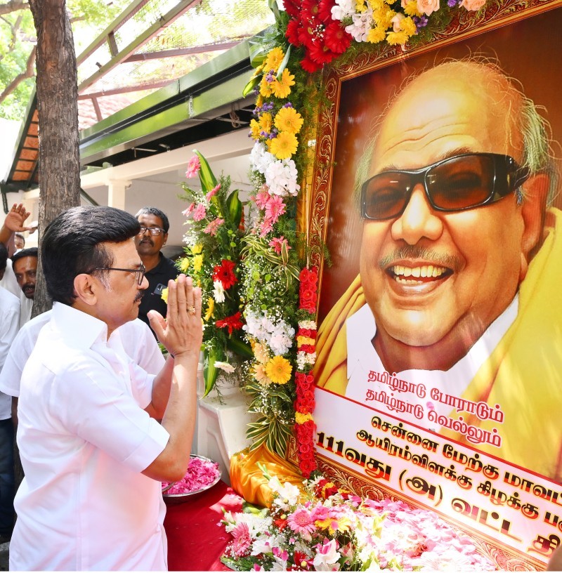 கருணாநிதி உருவப்படத்துக்கு மலர் தூவி முதல்வர் ஸ்டாலின் மரியாதை