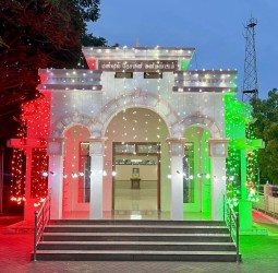 வண்ண விளக்குகளால் ஜொலிக்கும் மார்ஷல் நேசமணி மணிமண்டபம்