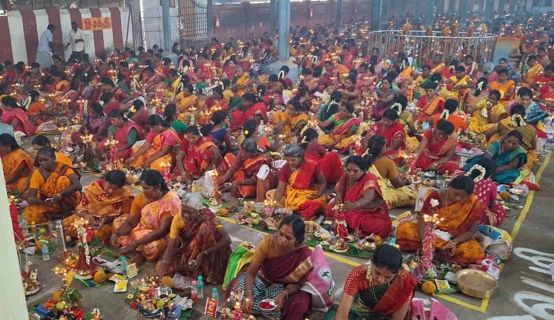 அம்பகரத்தூர் பத்ரகாளியம்மன் கோவிலில் நேற்று நடந்த திருவிளக்கு பூஜை