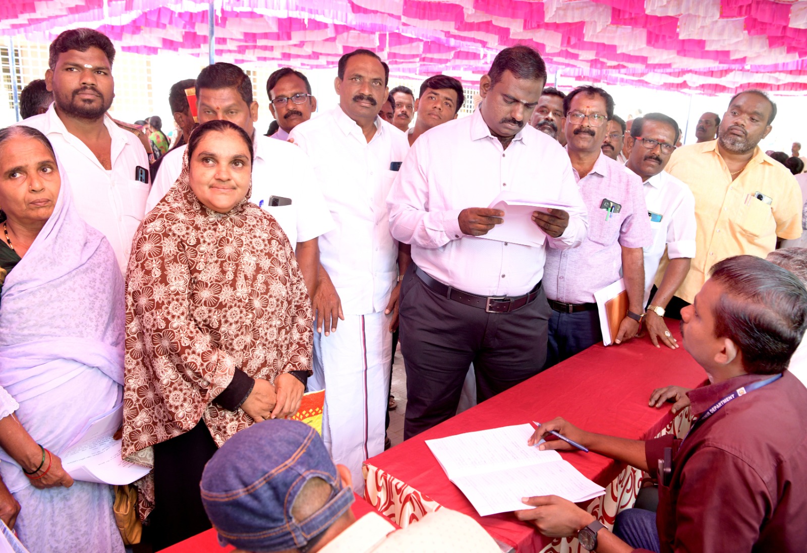 கிருஷ்ணகிரி ஒன்றியம் ஜாகீர் வெங்கட்டாபுரம் அரசு உயர்நிலைப்பள்ளியில் ‘உங்களுடன் ஸ்டாலின்' திட்ட முகாம்