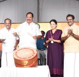 காஞ்சிபுரம் கலெக்டர் அலுவலக வளாகத்தில் கலை பண்பாட்டுத் துறையின் சார்பில் காஞ்சி சங்கமம் நிகழ்ச்சி