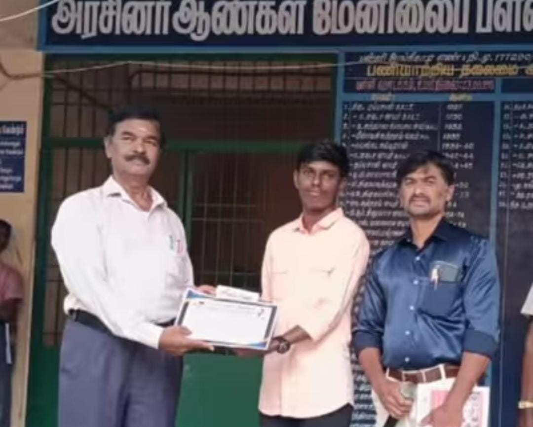 தமிழில் முதலிடம் பெற்ற மாணவனுக்கு பாராட்டு.