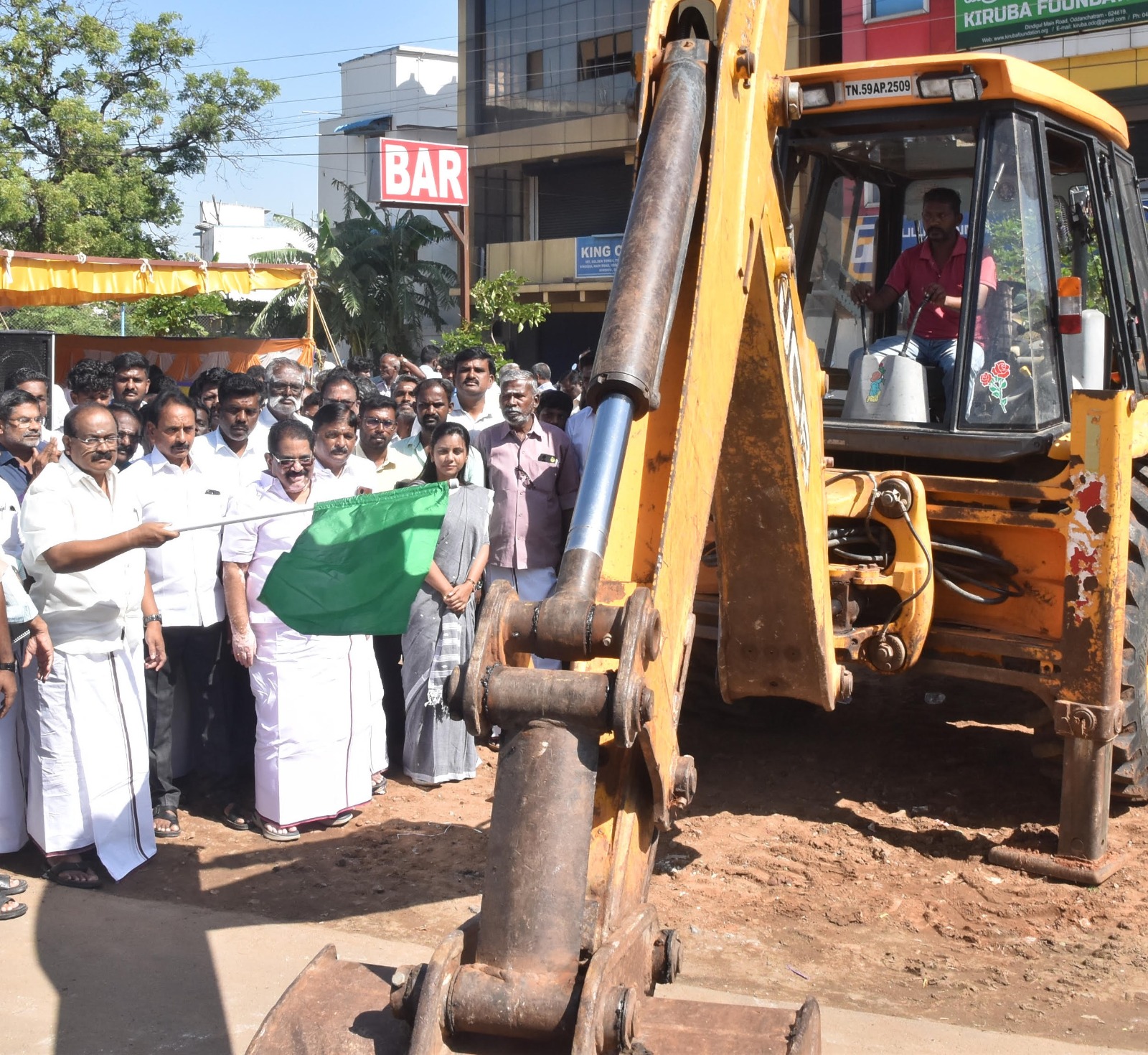 ஒட்டன்சத்திரத்தில் நகரும் படிக்கட்டுகளுடன் கூடிய நடைமேம்பாலம் அமைக்கும் பணி