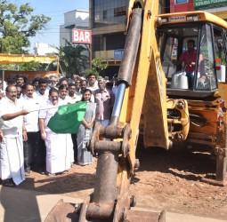ஒட்டன்சத்திரத்தில் நகரும் படிக்கட்டுகளுடன் கூடிய நடைமேம்பாலம் அமைக்கும் பணி