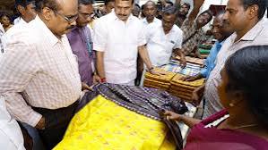 திருச்சியில் தேசிய கைத்தறி தினத்தை முன்னிட்டு சிறப்புக் கண்காட்சியை அமைச்சர் அன்பில் மகேஸ் பொய்யாமொழி திறந்து வைத்து, நலத்திட்ட உதவிகளை வழங்கினார்