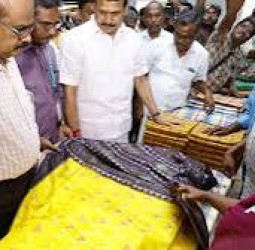 திருச்சியில் தேசிய கைத்தறி தினத்தை முன்னிட்டு சிறப்புக் கண்காட்சியை அமைச்சர் அன்பில் மகேஸ் பொய்யாமொழி திறந்து வைத்து, நலத்திட்ட உதவிகளை வழங்கினார்