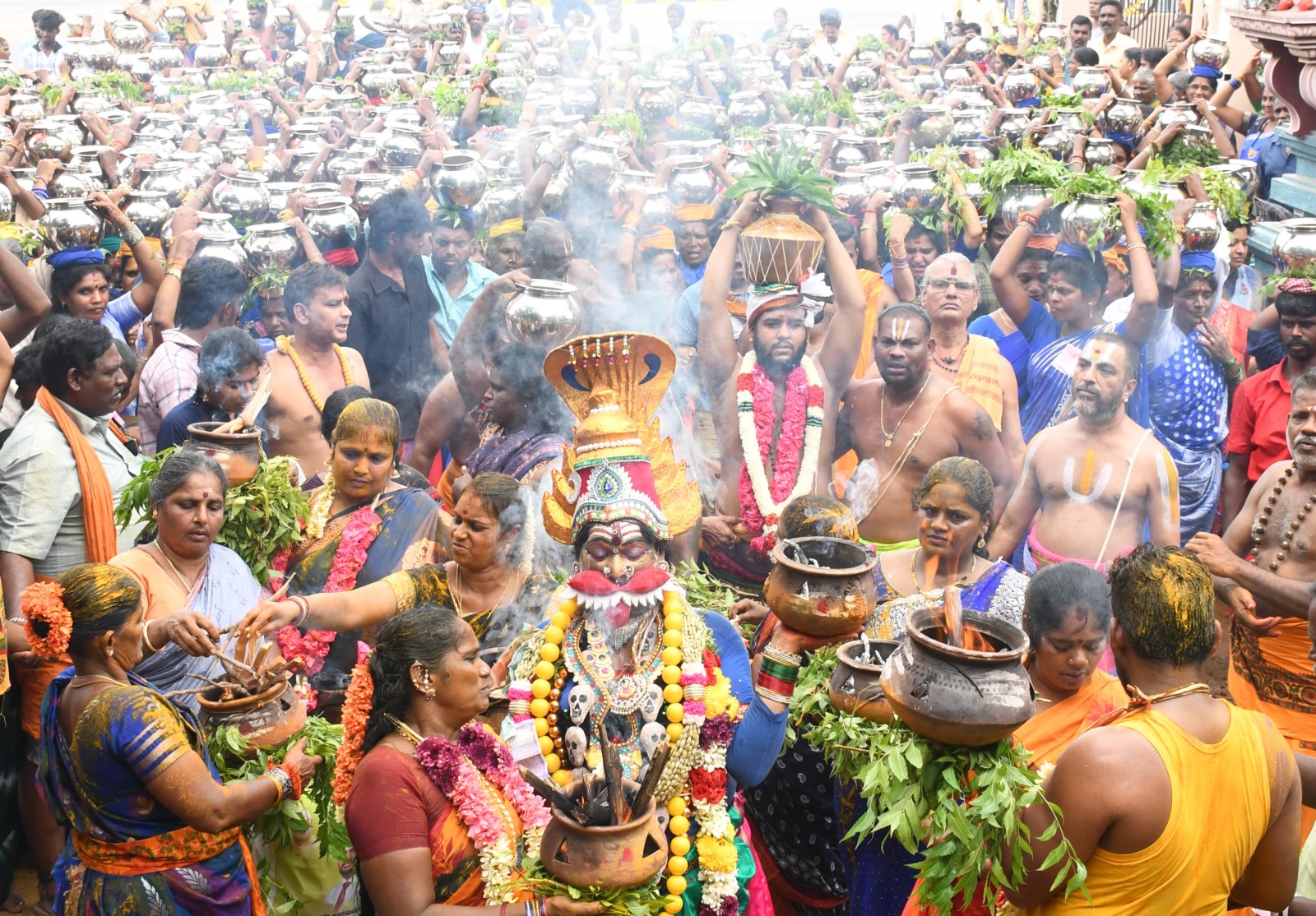 அம்மனுக்கு 1008 மஞ்சள் நீர் அபிஷேகம்