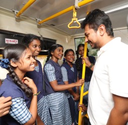 மாநகர போக்குவரத்துக் கழகத்தின் சார்பில் முதற்கட்டமாக 25 பள்ளி வளாகங்களில் மாணவ, மாணவிகள் இயக்கப்படும் 50 சிறப்பு பயண நடை பேருந்துகள்