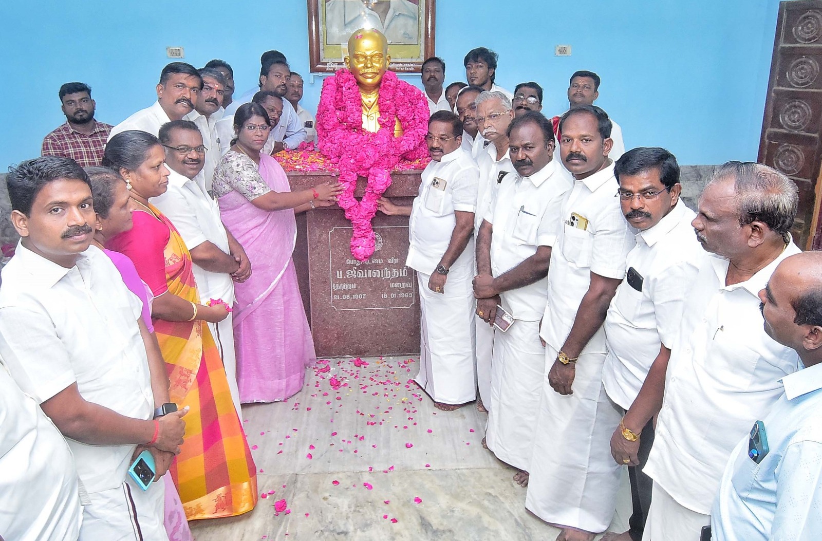 நாகர்கோவில் ஜீவா நினைவு மண்டபத்திலுள்ள அவரது சிலைக்கு குமரி கலெக்டர் அழகுமீனா மாலை அணிவித்து மரியாதை