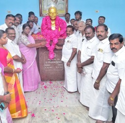 நாகர்கோவில் ஜீவா நினைவு மண்டபத்திலுள்ள அவரது சிலைக்கு குமரி கலெக்டர் அழகுமீனா மாலை அணிவித்து மரியாதை