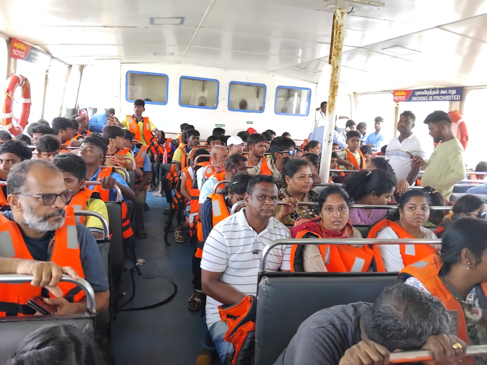 தொடர் விடுமுறையில் கன்னியாகுமரியில் 40,000-க்கும் மேற்பட்ட சுற்றுலா பயணிகள் படகு பயணம்