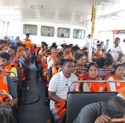 தொடர் விடுமுறையில் கன்னியாகுமரியில் 40,000-க்கும் மேற்பட்ட சுற்றுலா பயணிகள் படகு பயணம்