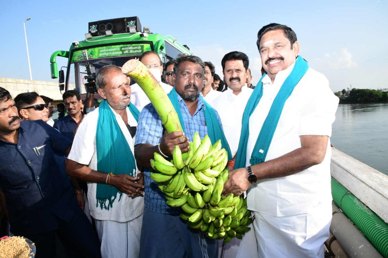 அதிமுக பொதுச்செயலாளர் பழனிசாமியை விவசாயிகள் சந்தித்தனர்