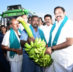 அதிமுக பொதுச்செயலாளர் பழனிசாமியை விவசாயிகள் சந்தித்தனர்