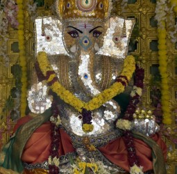 ரூ.3 லட்சம் செலவில் ஐந்தரை அடி உயரத்தில், 2 கிலோ 750 கிராம் எடையிலான வெள்ளி நாணயங்களால் ஆன விநாயகர் சிலை