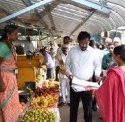 உழவர் சந்தையில் ஆட்சியர் தர்ப்பகராஜ் ஆய்வு