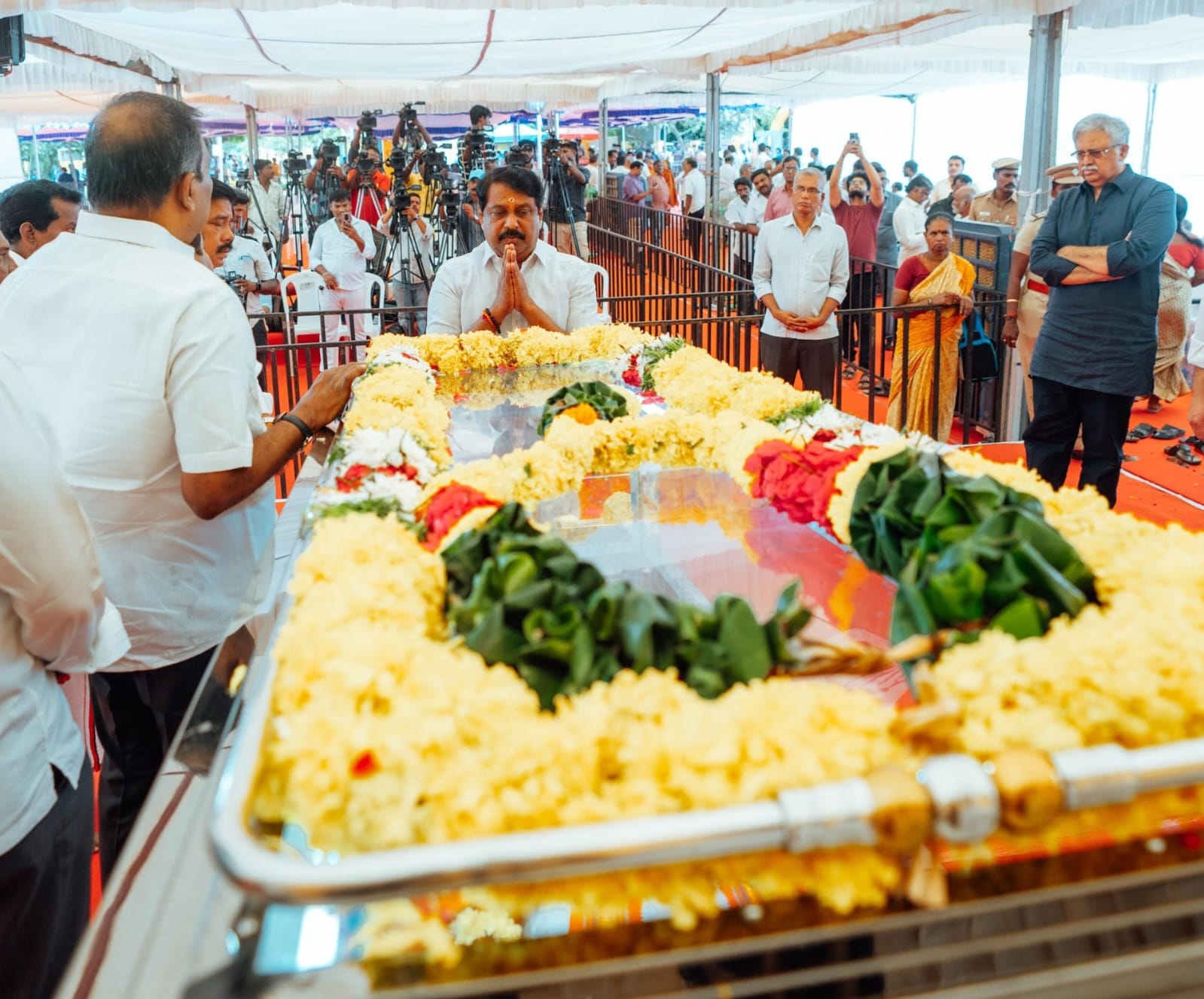 இல.கணேசன் உடலுக்கு மாநில பாஜக தலைவர் நயினார் நாகேந்திரன் அஞ்சலி