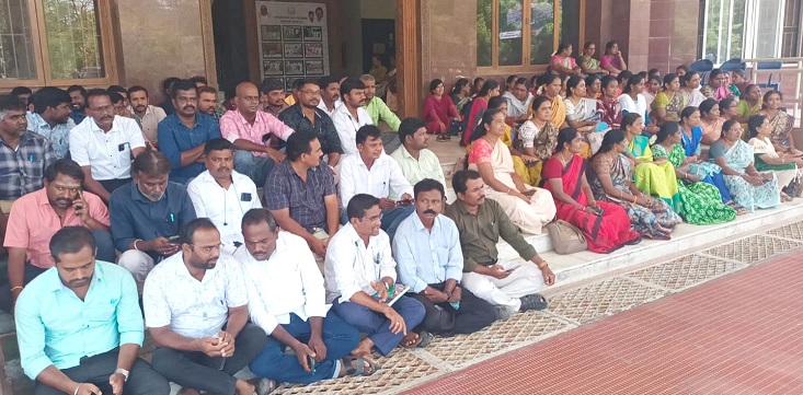 கலெக்டர் அலுவலகம் முன் விஏஓக்கள் போராட்டம்