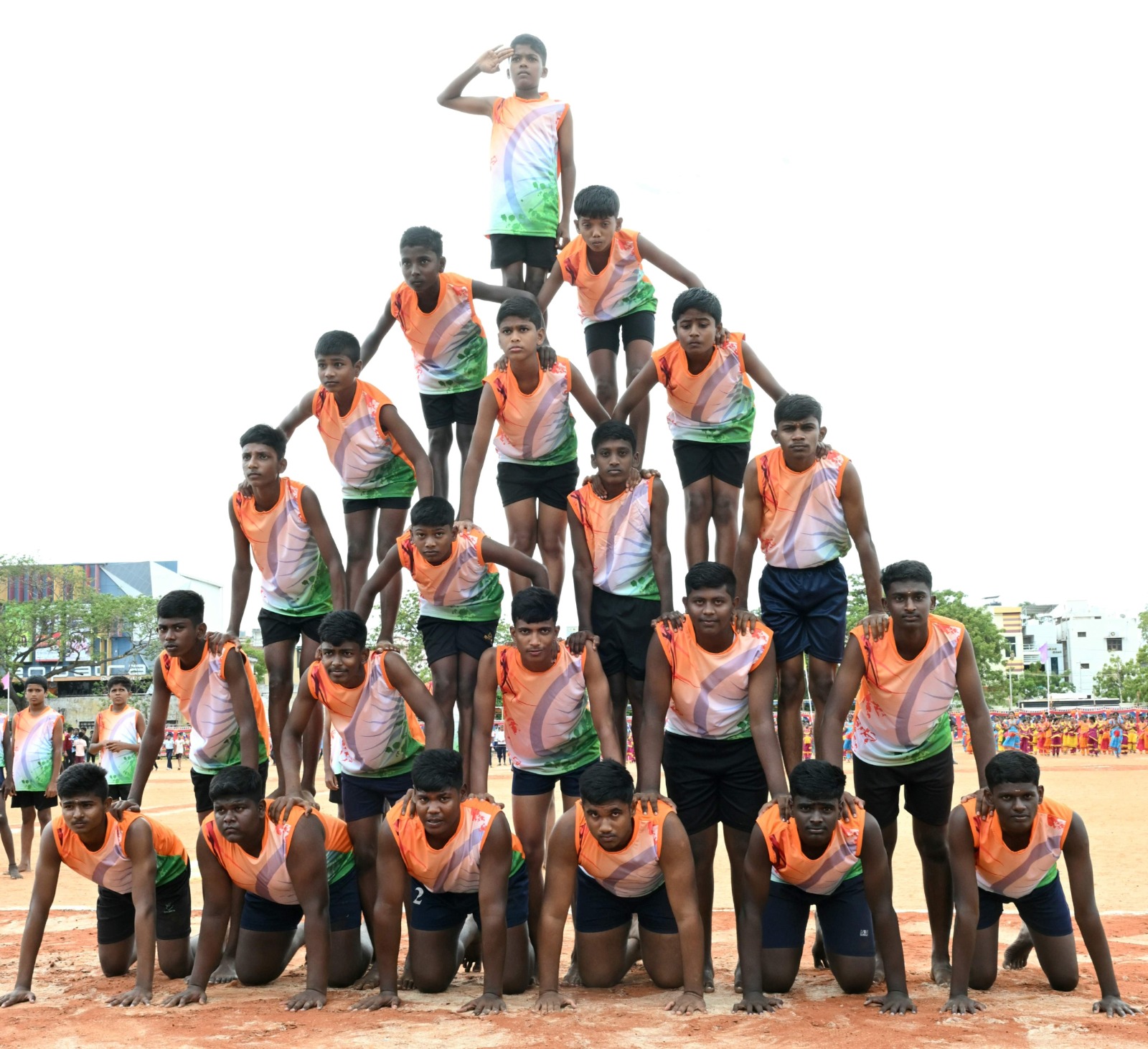 சுதந்திர தின விழாவில் மாணவர்களின் மனித கோபுரம்