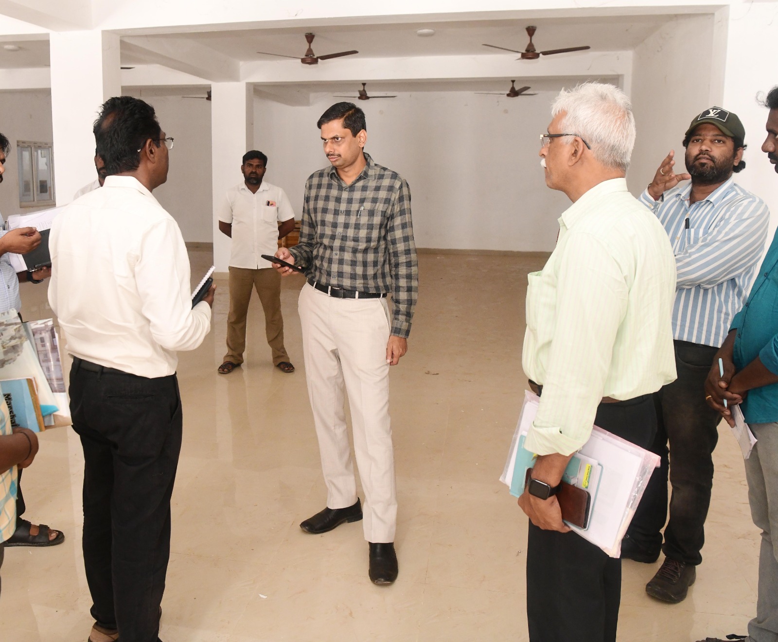 புதிய பால் பண்ணை திட்டப்பணிகளை கலெக்டர் இளம்பகவத் ஆய்வு