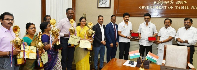 விருதுகளை முதல்வர் ஸ்டாலினிடம் அமைச்சர் ராஜேந்திரன் காண்பித்து வாழ்த்து