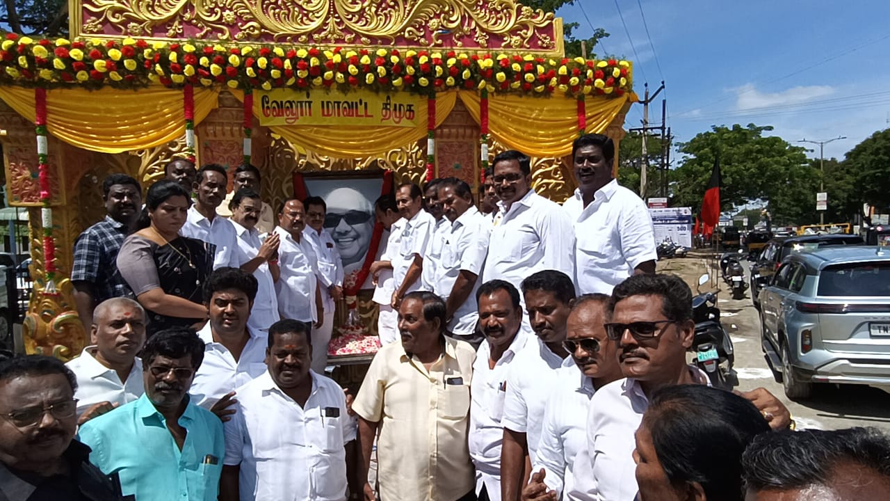 வேலூர் மாவட்ட திமுக அலுவலகத்தில் கலைஞரின் 7ம் ஆண்டு நினைவுநாள் அனுஷ்டிப்பு!
