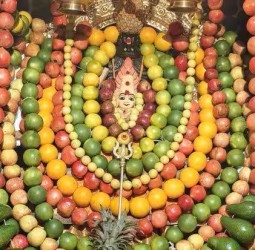 பழ அலங்காரத்தில் அம்மன்