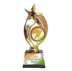 சுதந்திர தின விழா மாரத்தான்: வெற்றி பெற்றவர்களுக்கு பரிசுக் கோப்பை