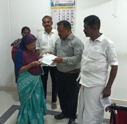 ஸ்ரீவைகுண்டம் தாசில்தார் ரத்னசங்கர் வீடு தேடிச்சென்று பட்டா வழங்கினார்