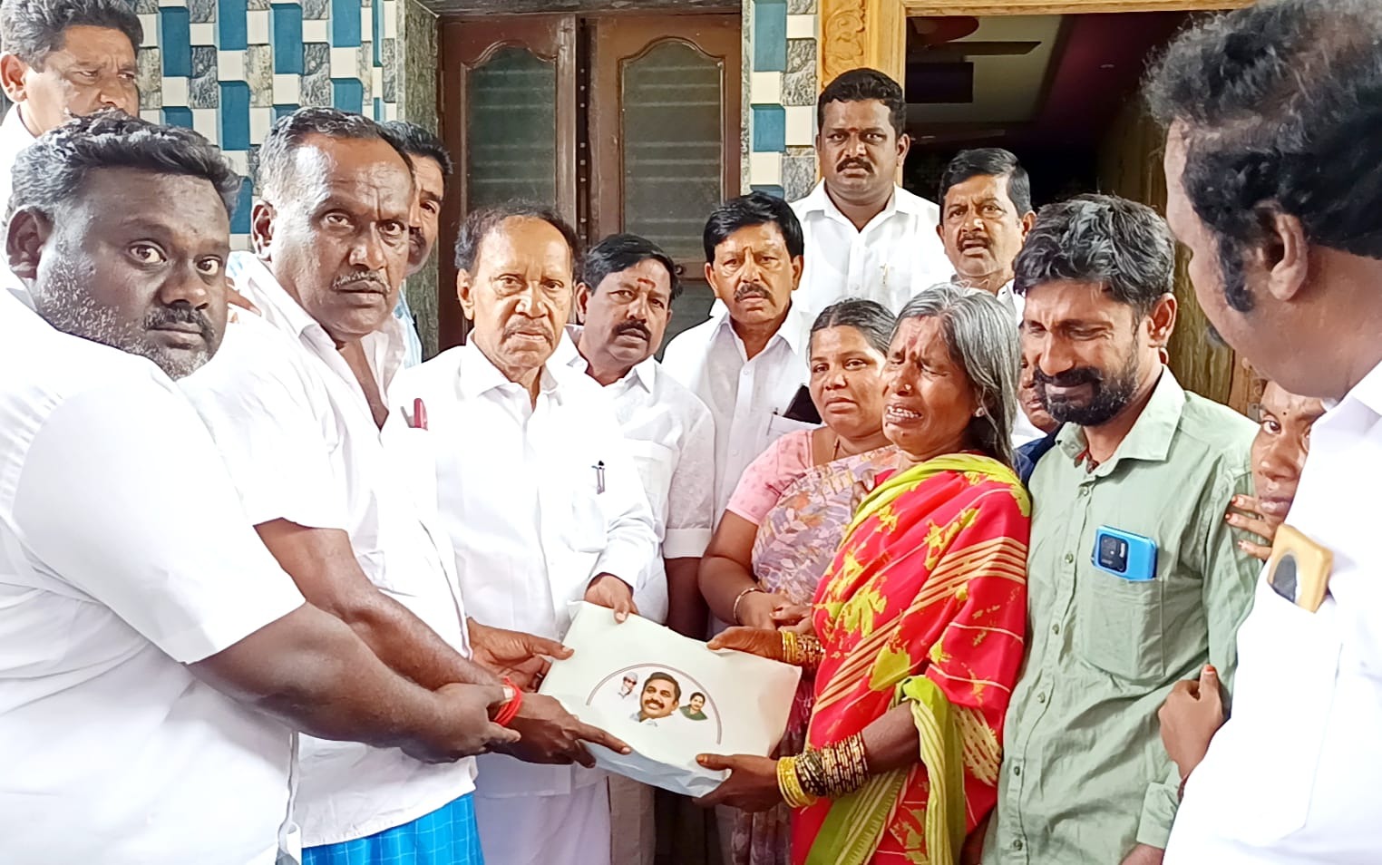 சாலை விபத்தில் உயிரிழந்த அதிமுக தொண்டரின் குடும்பத்திற்கு கட்சி சார்பில் ரூ.10 லட்சம்