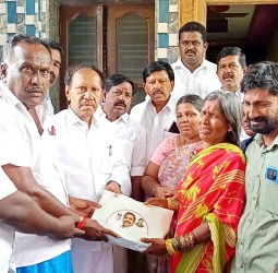 சாலை விபத்தில் உயிரிழந்த அதிமுக தொண்டரின் குடும்பத்திற்கு கட்சி சார்பில் ரூ.10 லட்சம்