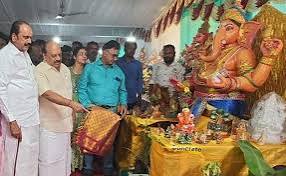 தமிழகத்தில் 35,000 விநாயகா் சிலைகள் அமைப்பு: பதற்றமான பகுதிகளில் துப்பாக்கி போலீஸ் பாதுகாப்பு
