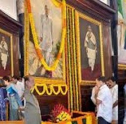 ராஜீவ் காந்தி பிறந்த நாள்: நாடாளுமன்ற வளாகத்தில் காங்கிரஸ் தலைவர்கள் அஞ்சலி