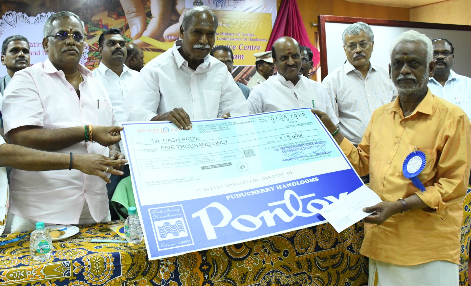 புதுவையில் நெசவாளர்களுக்கு நலத்திட்ட உதவிகள்