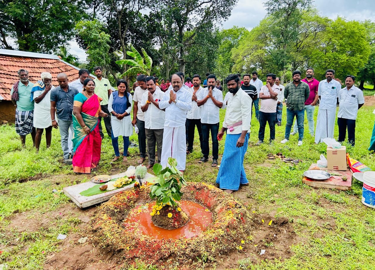 ஜவ்வாது மலை ஒன்றியம் வீரப்பனூர் ஊராட்சி அரசவல்லி கிராமத்தில் பள்ளி வகுப்பு கட்டிடம் மாணவர்கள் தங்கும் விடுதி கட்டிடம் கட்டுவதற்கு பூமி பூஜை
