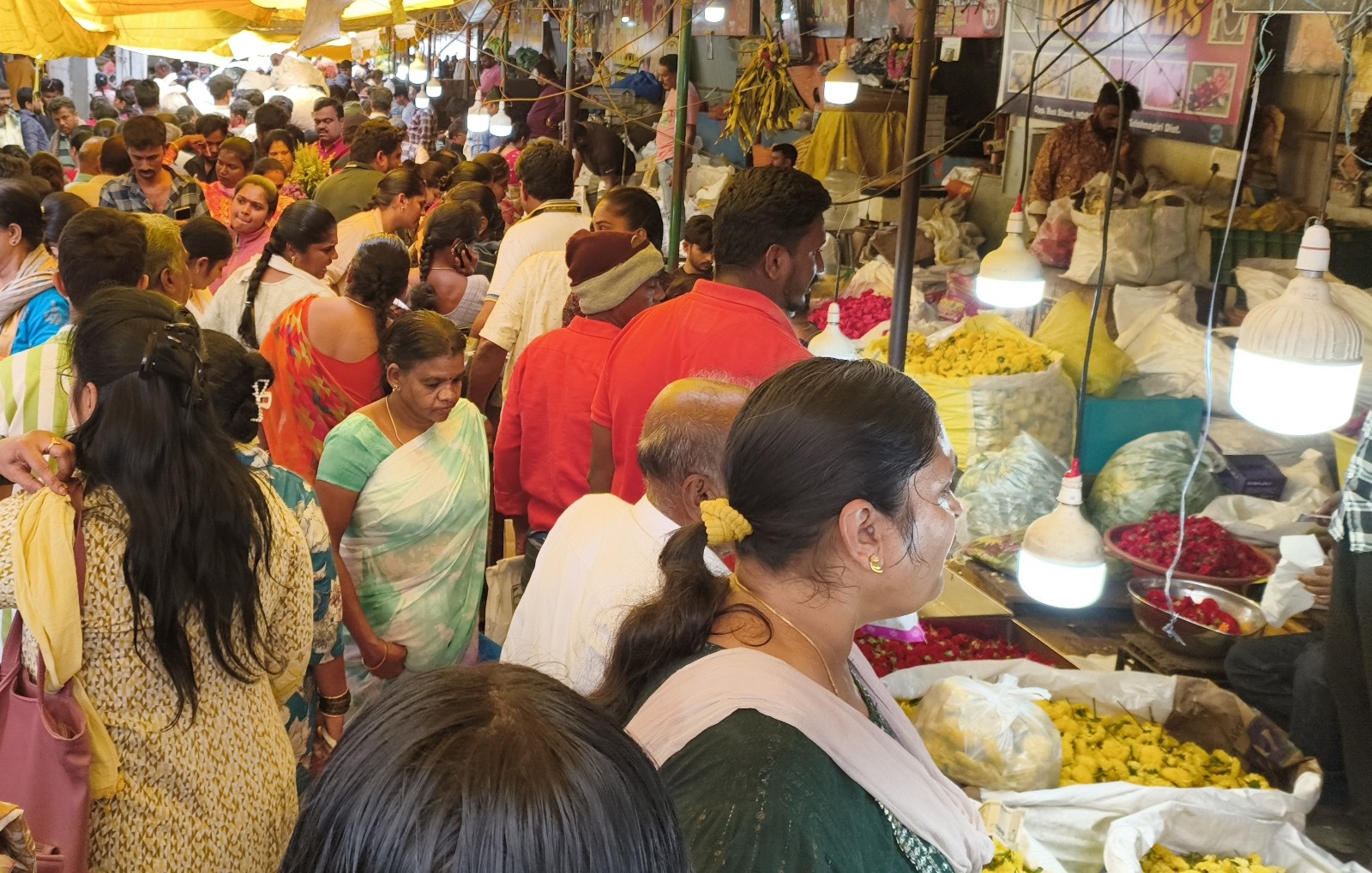 ஓசூர் மலர் சந்தையில் பூக்கள் விற்பனை களைகட்டியது