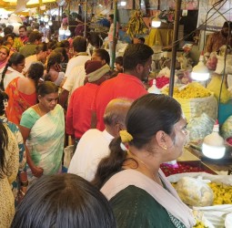 ஓசூர் மலர் சந்தையில் பூக்கள் விற்பனை களைகட்டியது