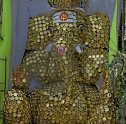 இந்து முன்னணி சார்பில் 42 அடியில் தாம்பூலத் தட்டுகளால் ஆன விநாயகர் சிலை