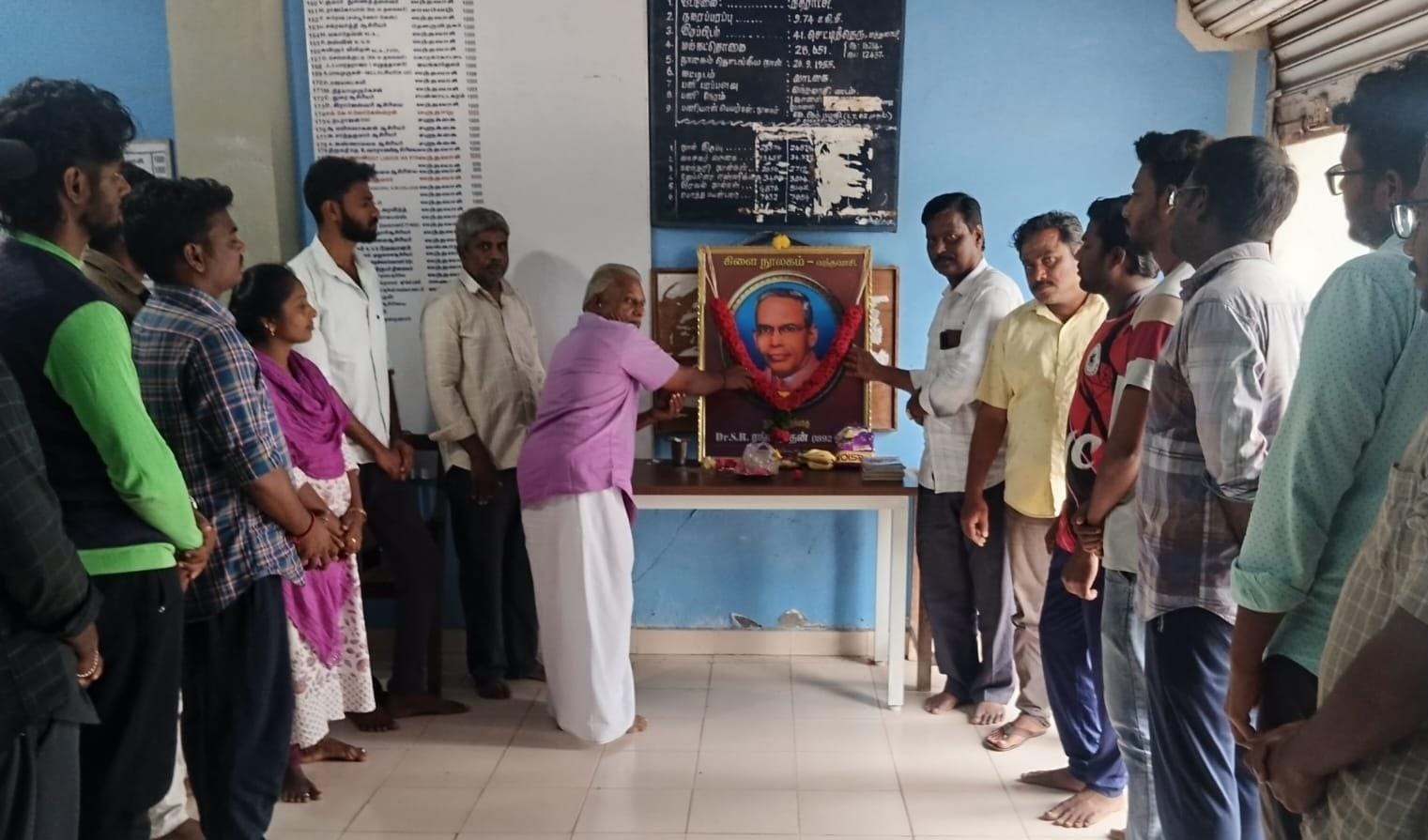 நூலகத் தந்தை அரங்கநாதன் படத்திற்கு மலரஞ்சலி