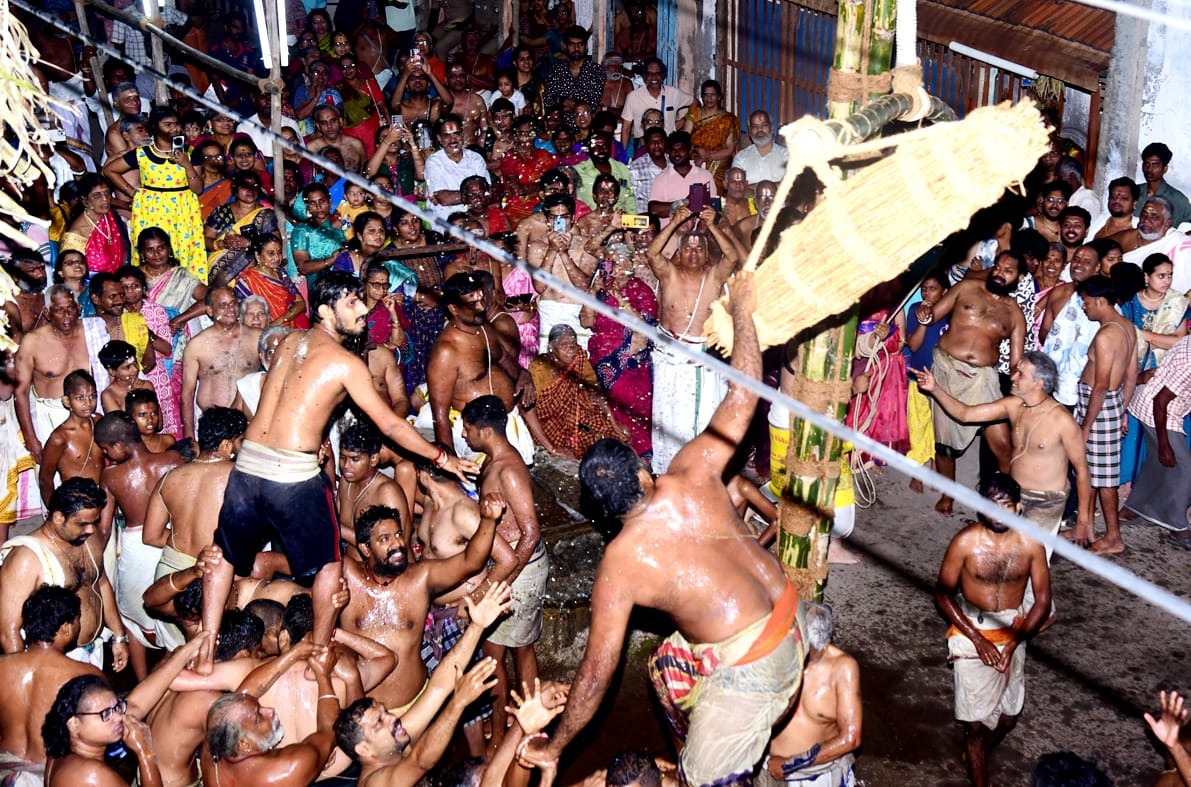 வரகூர் வேங்கடேசபெருமாள் கோவிலில் நேற்று அதிகாலை வரை உறியடித் திருவிழா
