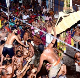 வரகூர் வேங்கடேசபெருமாள் கோவிலில் நேற்று அதிகாலை வரை உறியடித் திருவிழா