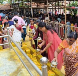 நாகர் சிலைகளுக்கு பக்தர்கள் நீண்ட வரிசையில் நின்று பால் ஊற்றி வழிப்பாடு