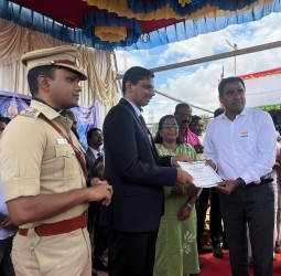 79 வது சுதந்திர தின விழாவில் விருது மற்றும் நற்சான்றிதழ் வழங்கிய மாவட்ட ஆட்சியர் இளம் பகவத்