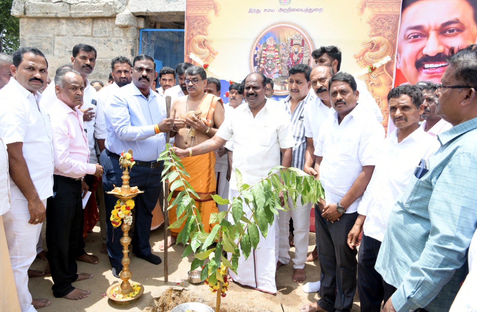 கிருஷ்ணகிரி மாவட்டத்தில் ஆயிரம் ஆண்டுகள் பழமையன அத்திமுகம் ஐராதீஸ்வரர், அழகேஸ்வரர் கோவில் ரூ.1.31 கோடி மதிப்பில் பழமை மாறாமல் புனரமைக்கும் பணி