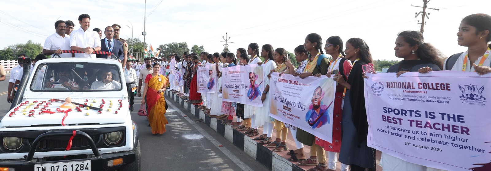திருச்சி காவிரி பாலத்தில் நேற்று நடந்த தேசிய விளையாட்டு நாள் மனித சங்கிலி
