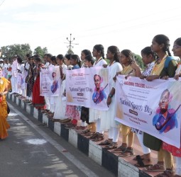 திருச்சி காவிரி பாலத்தில் நேற்று நடந்த தேசிய விளையாட்டு நாள் மனித சங்கிலி