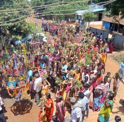 வில்லாயி அம்மன் கோவிலுக்குநேற்று பக்தர்கள் பால்குடம்